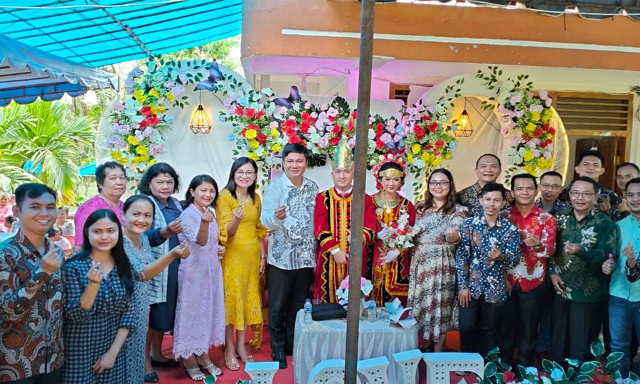 Rektor Universitas Nias menghadiri Acara Syukuran Pernikahan Kepala PJTI Universitas Nias Arliyanto Zai, S.Kom