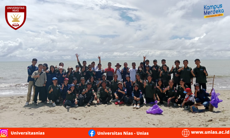 Mahasiswa Universitas Nias Beraksi: Bergotong Royong dengan Masyarakat Menjaga Kebersihan Pesisir Pantai