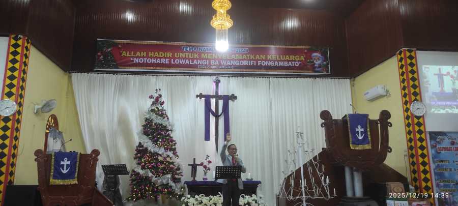 Natal Penuh Makna Keluarga FKIP Universitas Nias Mengusung Tema  Allah Hadir untuk Menyelamatkan Keluarga
